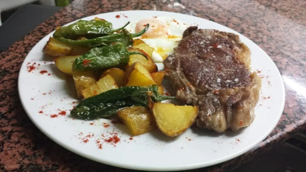 Fleischgericht mit Kartoffeln in El Rincón de Borja, La Manga