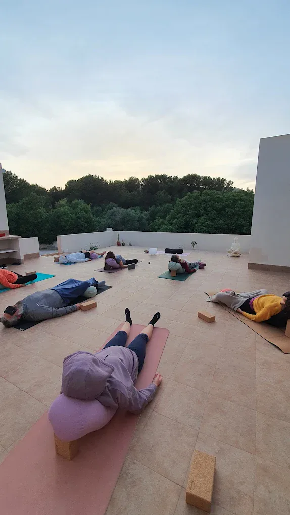 Cours de yoga en groupe avec Vanessa Vallejo Yoga à La Manga Club