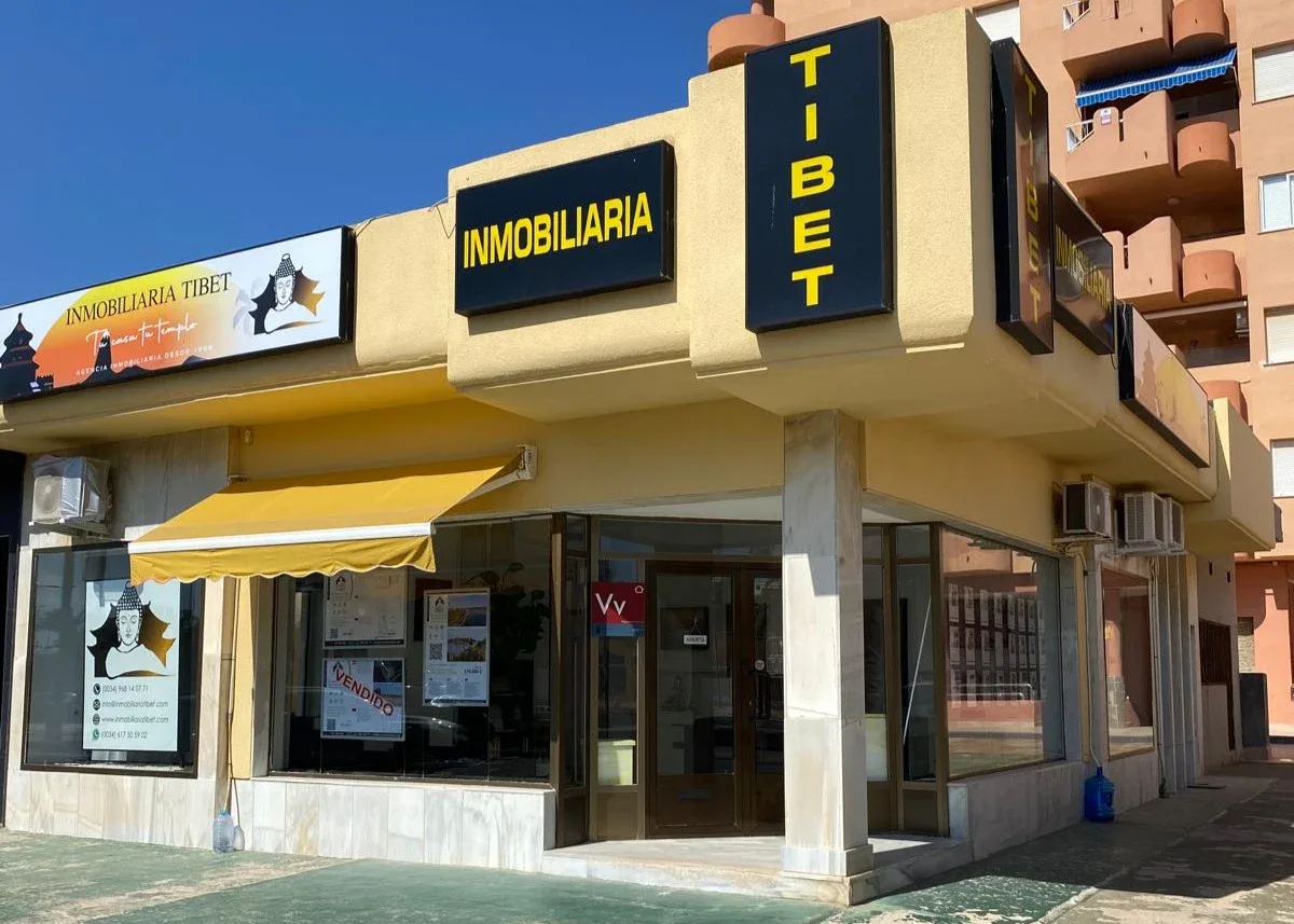 Façade de Inmobiliaria Tibet avec son enseigne à La Manga