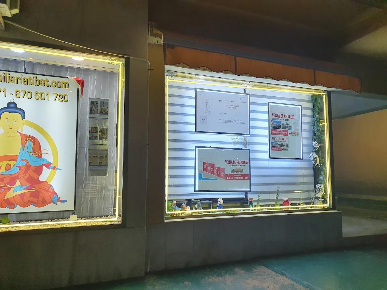 Vitrine de nuit avec les annonces immobilières de Inmobiliaria Tibet