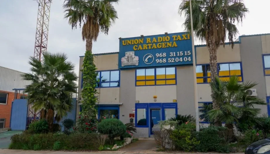Exterior of Radio Taxi Cartagena y La Manga with contact phone numbers