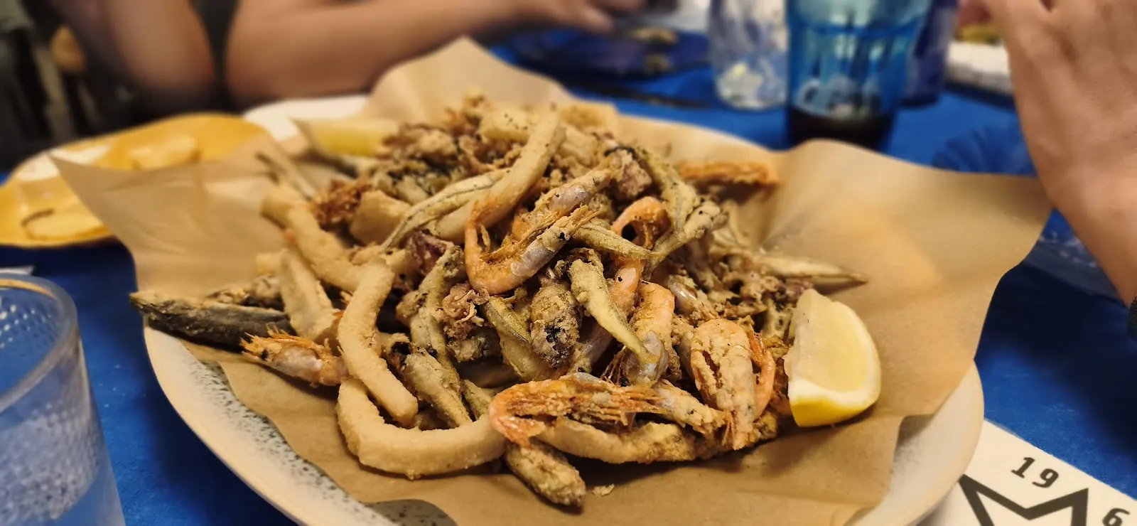 Chiringuito El Rincón Cubano à P.º Marítimo, 39, 30385 Playa Honda, Murcia, España