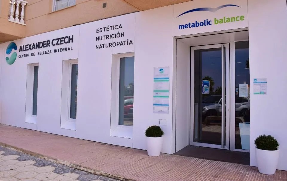 Fassade des Centro Alexander Czech mit den Schildern für Kosmetik, Ernährung und Naturheilkunde