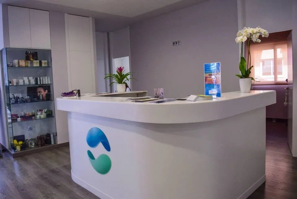Empfang des Centro Alexander Czech mit dem Logo auf der Theke