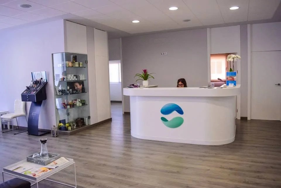 Empfangstheke des Centro Alexander Czech mit Kosmetikprodukten