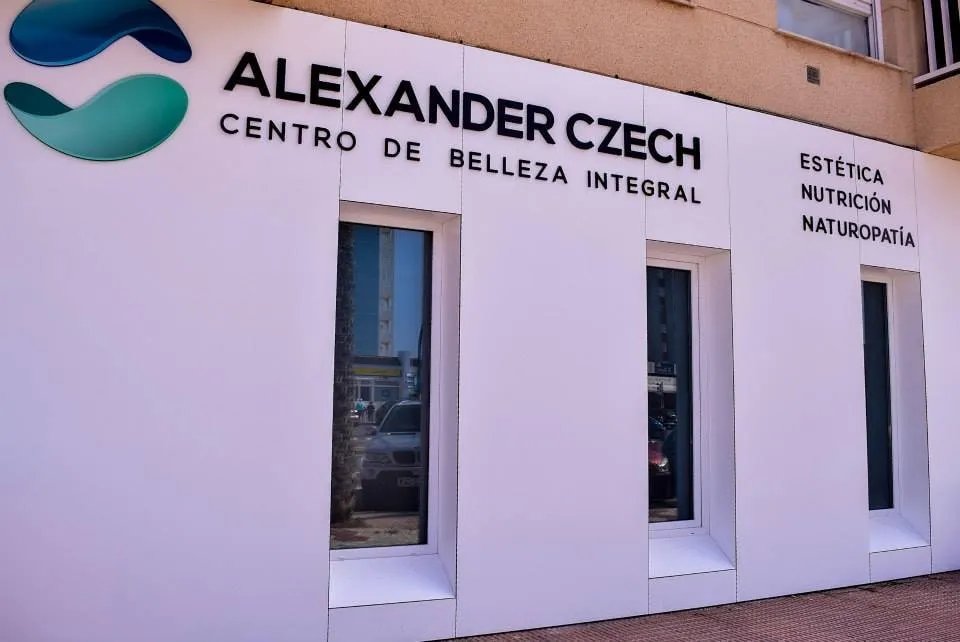 Schild von Alexander Czech, Zentrum für ganzheitliche Schönheit, an der Fassade des Edificio Ipanema