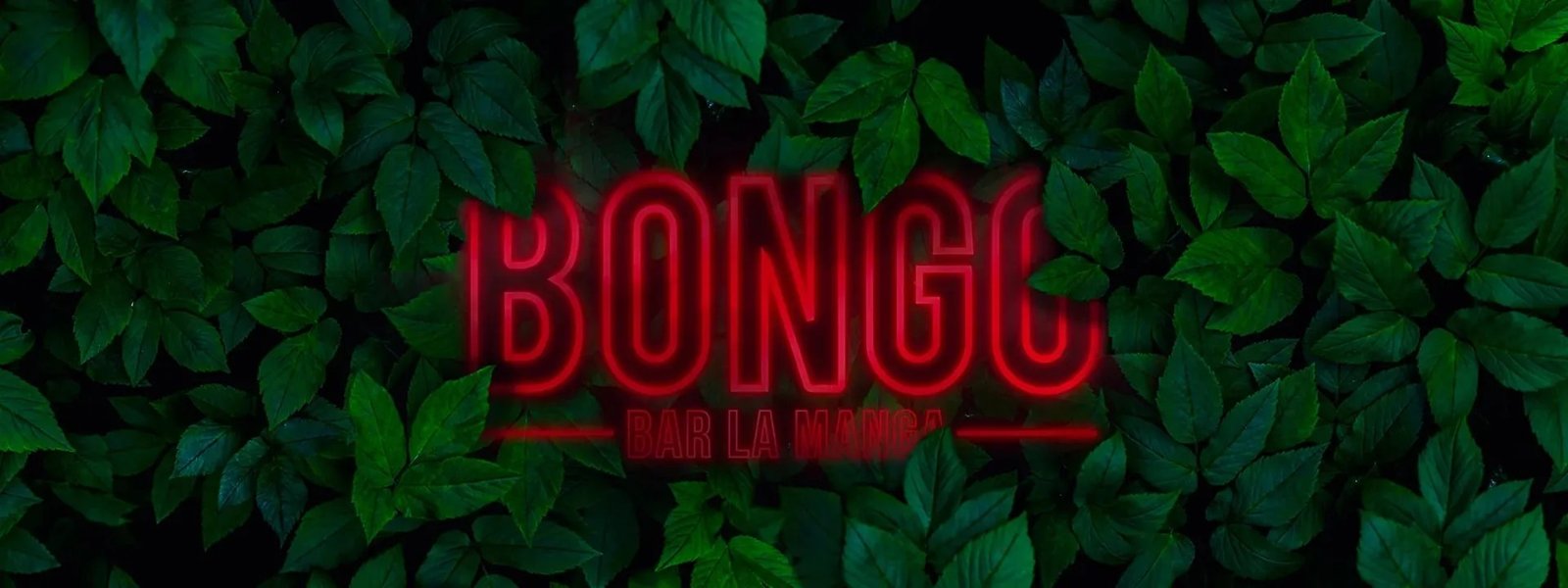 Rotes Neonschild der Bongo Bar La Manga an einer Wand aus grünen Blättern