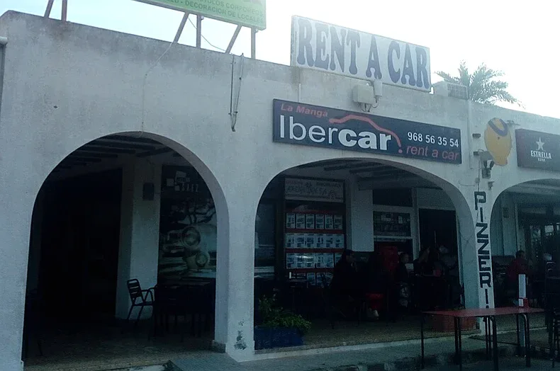Fassade von Ibercar Rent a Car in La Manga, mit dem Schild der Autovermietung