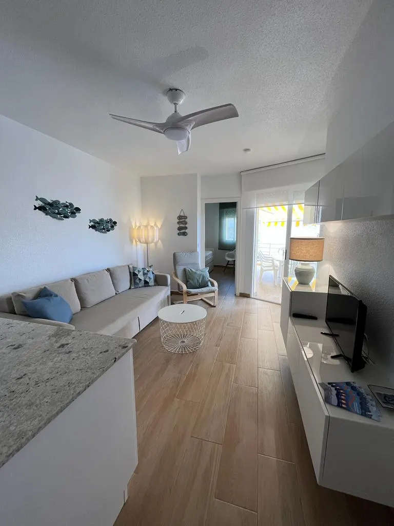 Séjour avec cuisine ouverte de l'appartement d'une chambre à La Manga, km 3