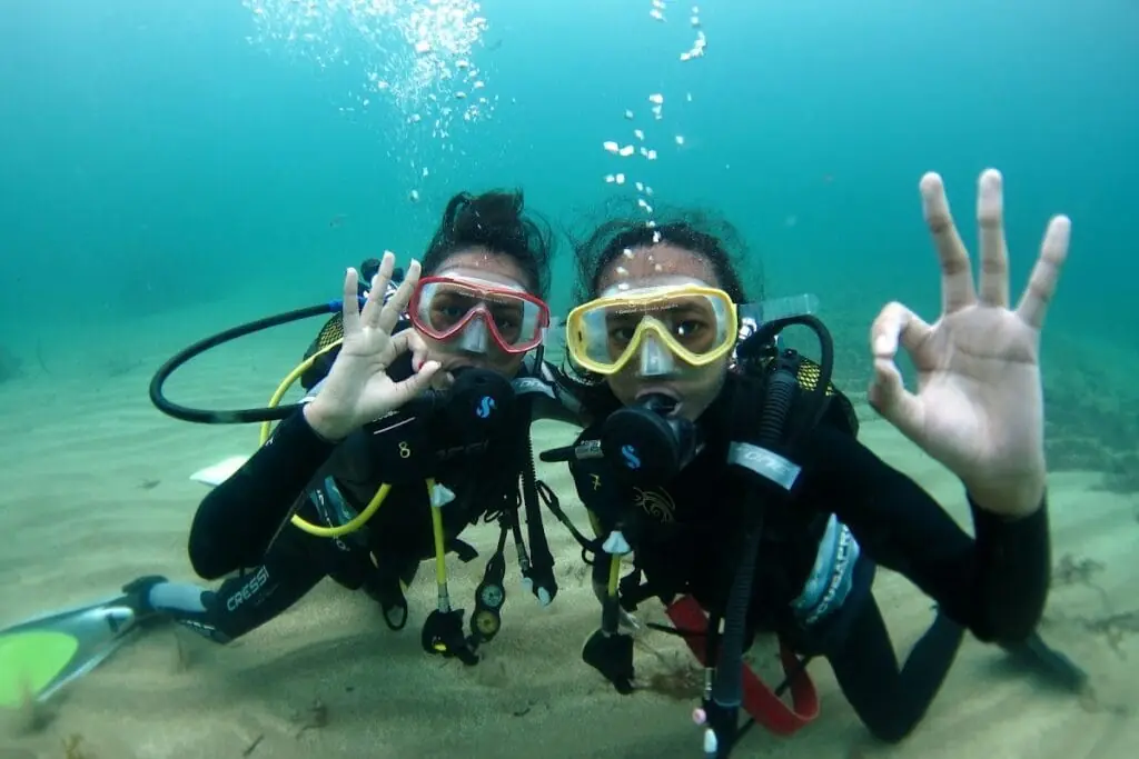 Équipement de plongée prêt chez Adventure Divers Activity Center