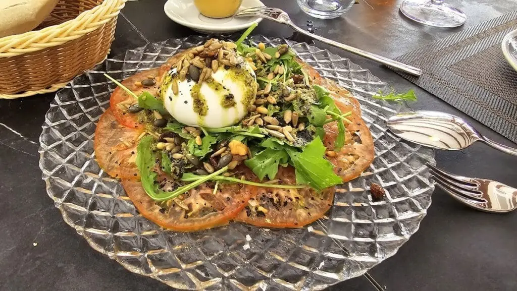 Burrata salad served at Aires de Jaloque, La Manga