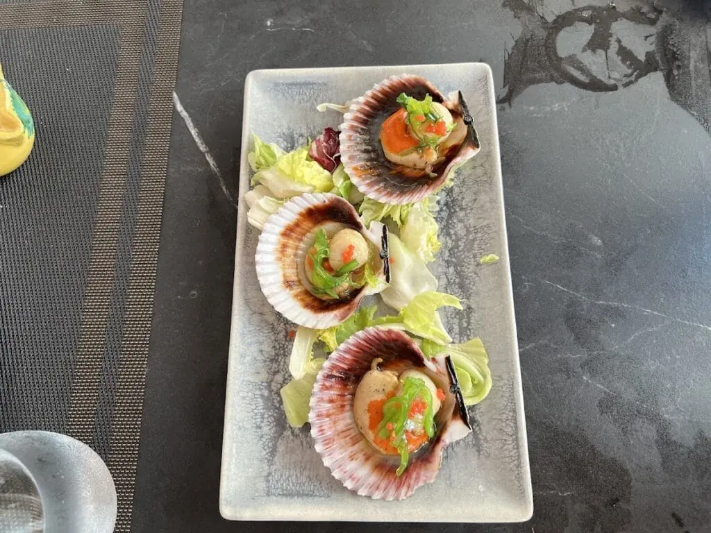 Scallop dish at Aires de Jaloque in La Manga