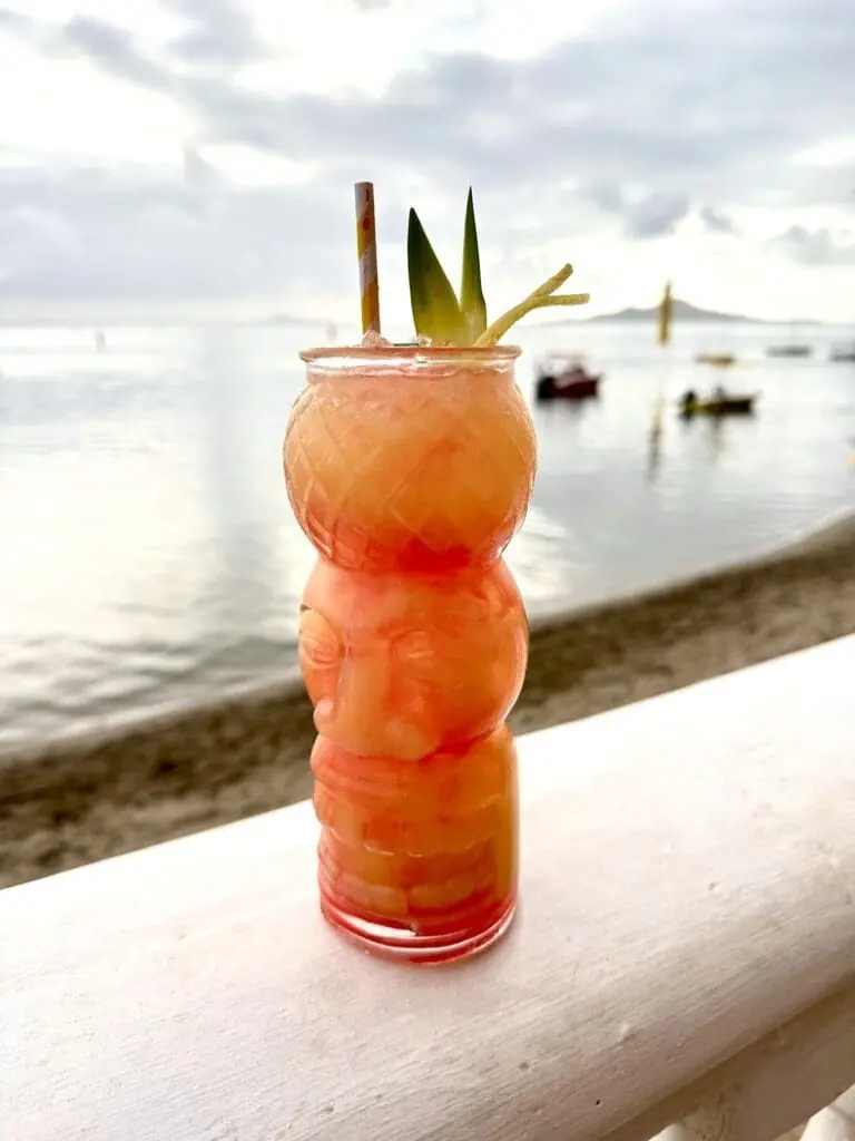 Cocktail servi au bord du Mar Menor chez Amonet Heladería Cocteleria