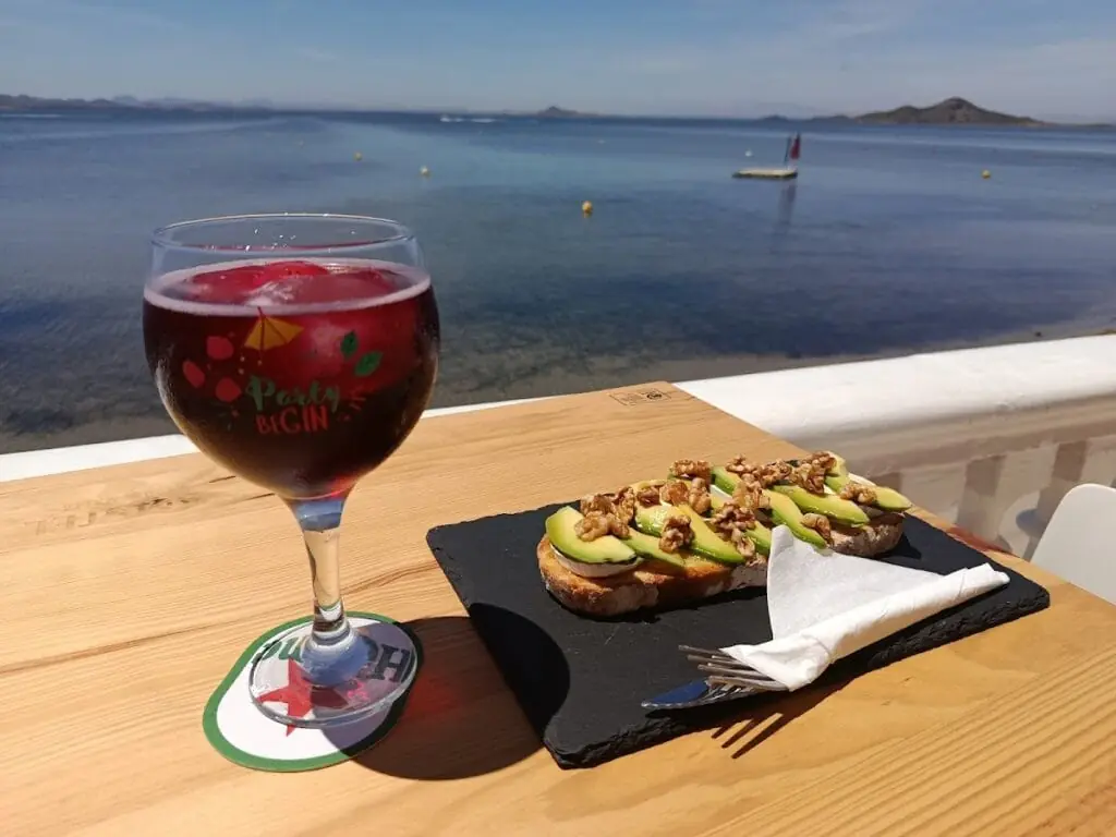 Verre de vin et planche apéritive avec vue sur le Mar Menor chez Amonet
