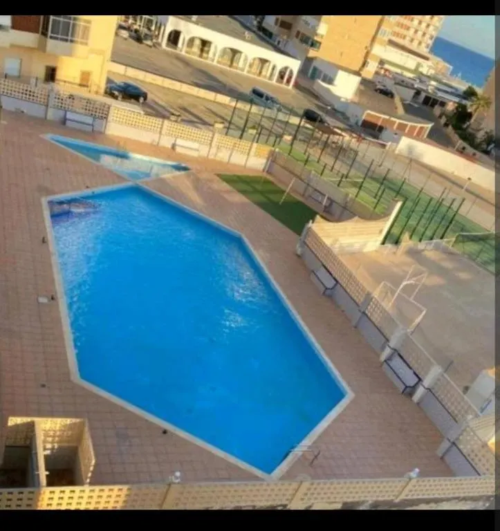 Piscine commune avec vue sur la mer de l'immeuble de l'appartement à Cabo de Palos