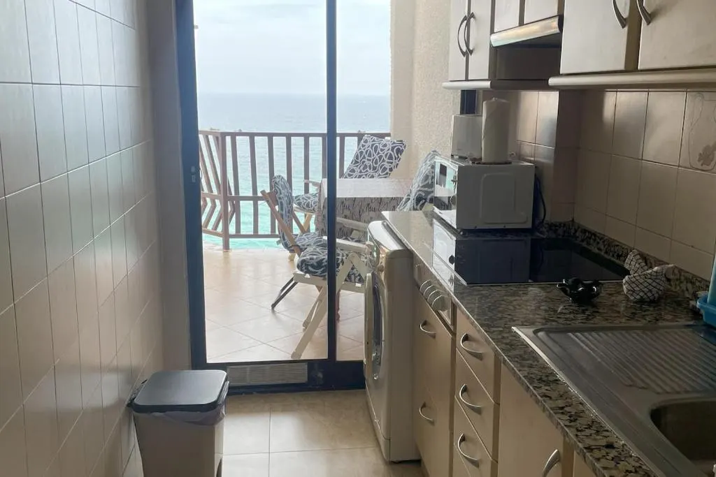 Küche des Apartments mit Zugang zum Balkon mit Meerblick