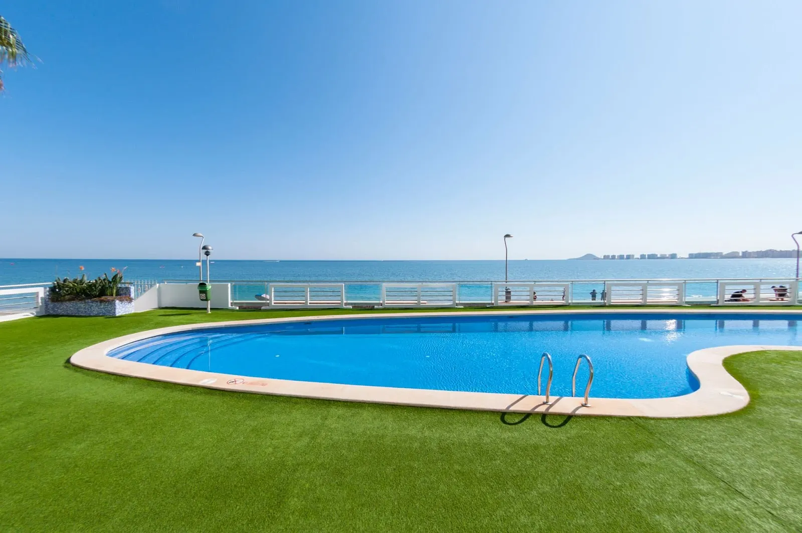 Pool mit Kunstrasen und Meerblick im Apartment Entre Dos Mares
