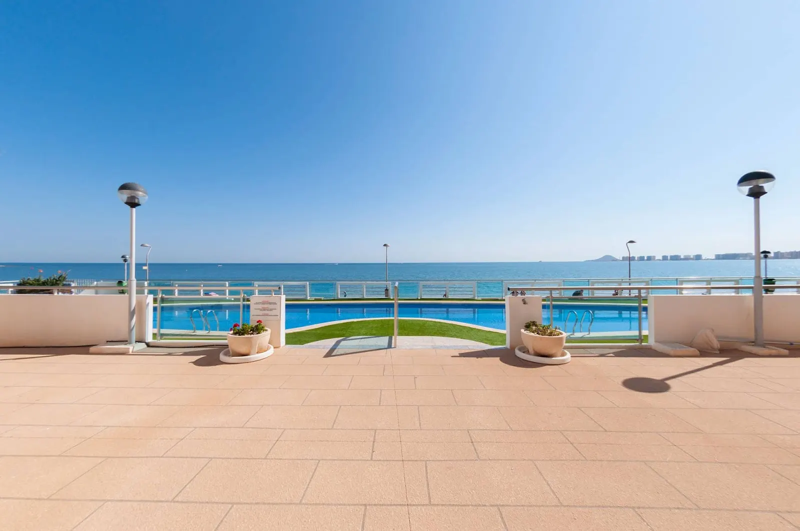 Sonnenterrasse am Pool des Apartments Entre Dos Mares