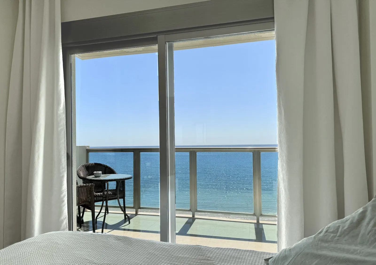 Schlafzimmer mit Meerblick von der Terrasse des Apartments Entre Dos Mares