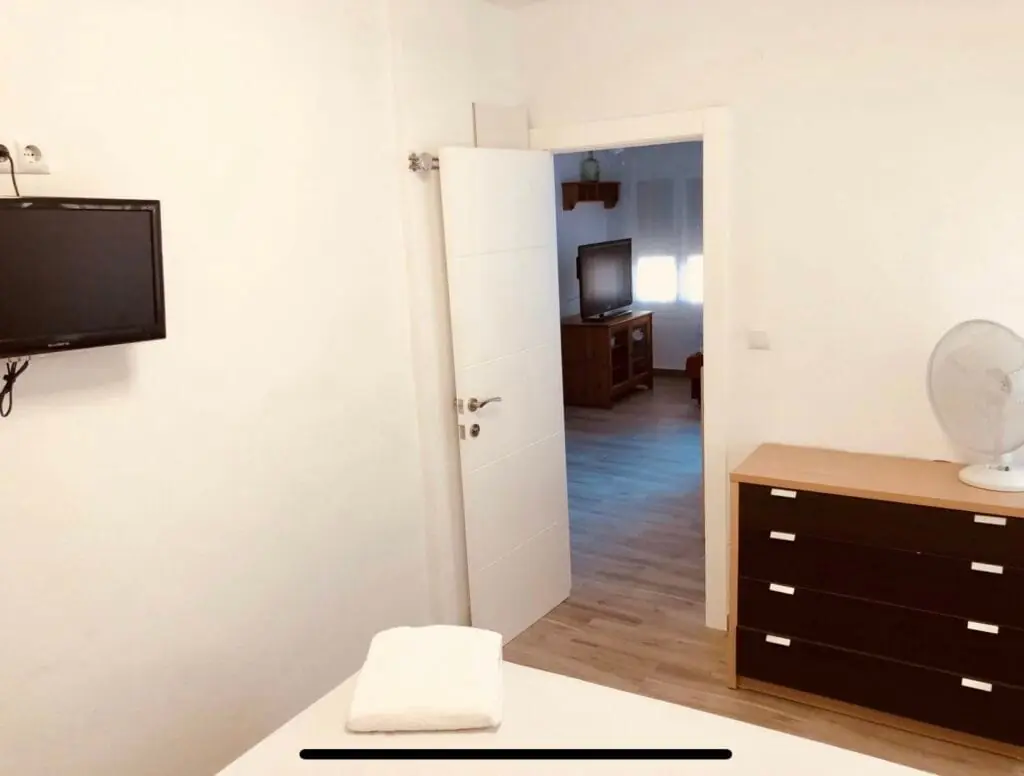Schlafzimmer mit Fernseher in Apartamento Subida al Faro