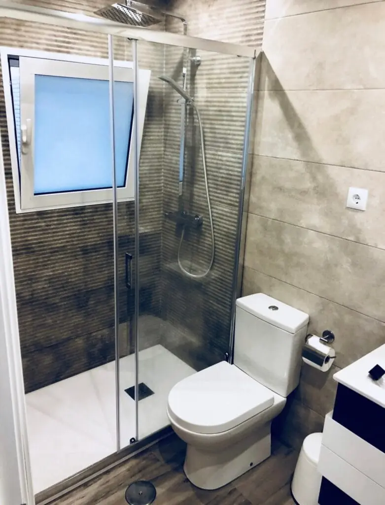 Bad mit Duschwanne im Apartamento Subida al Faro