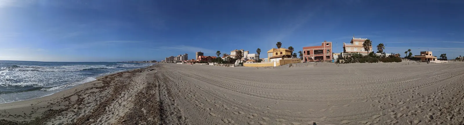 Playa de La Manga al atardecer cerca de Apartamentos Altair