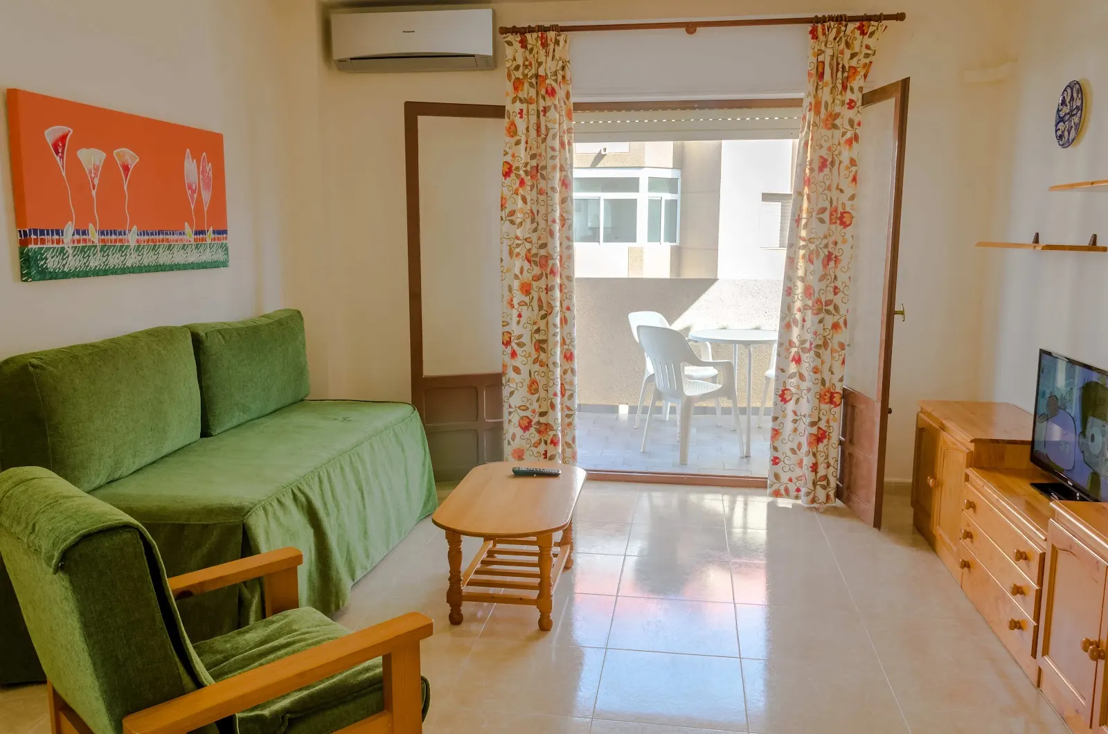 Salón con sofás verdes de un apartamento en Apartamentos Altair La Manga