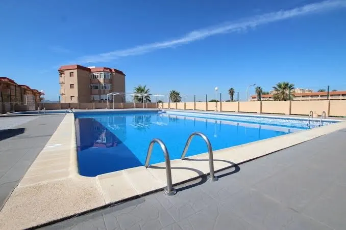 Piscina de Apartamentos Altair con vistas a los edificios de La Manga