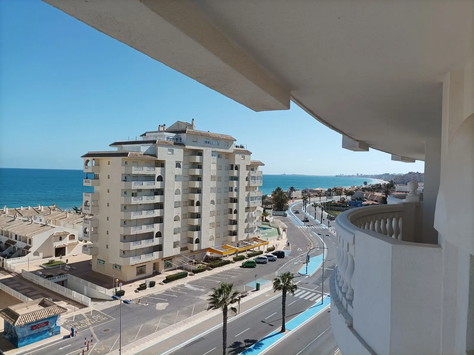 Vue sur la Gran Vía de La Manga depuis un balcon de Apartamentos Dominique