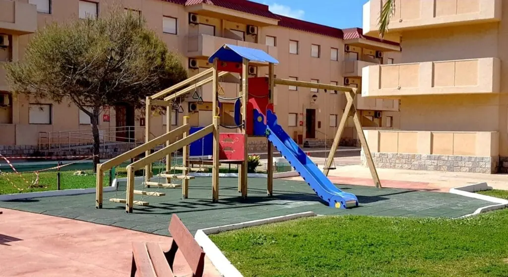 Garten und Sonnenterrasse von Apartamentos Tesy