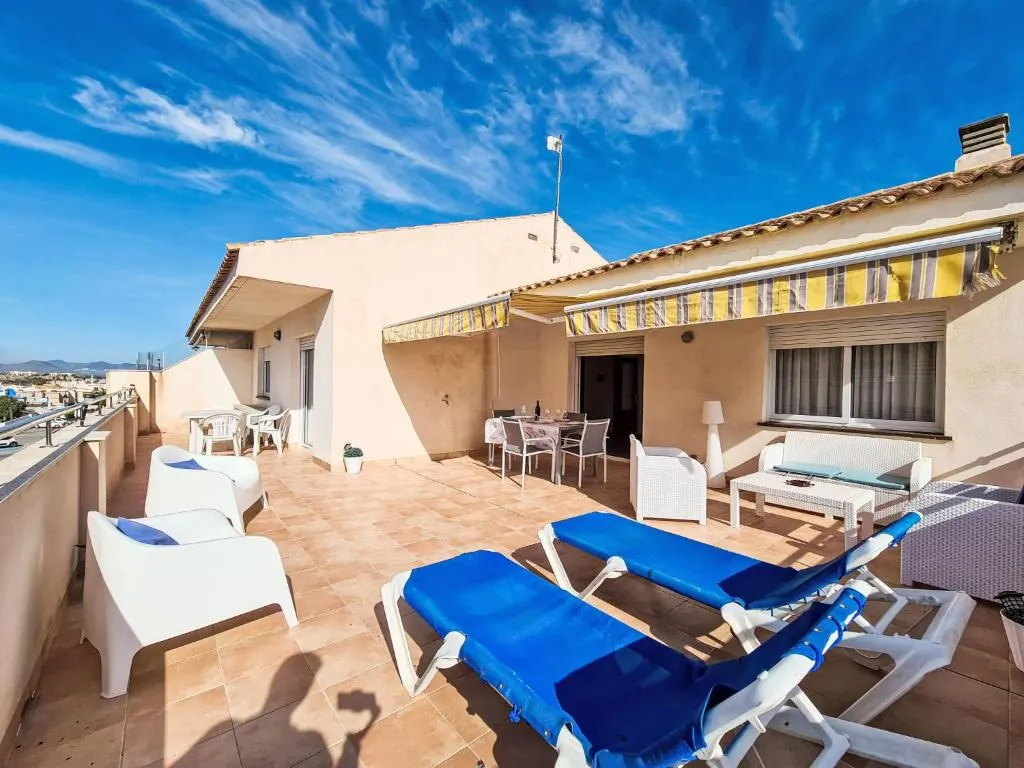 Dachterrasse des Apartments La Galera mit blauen Sonnenliegen