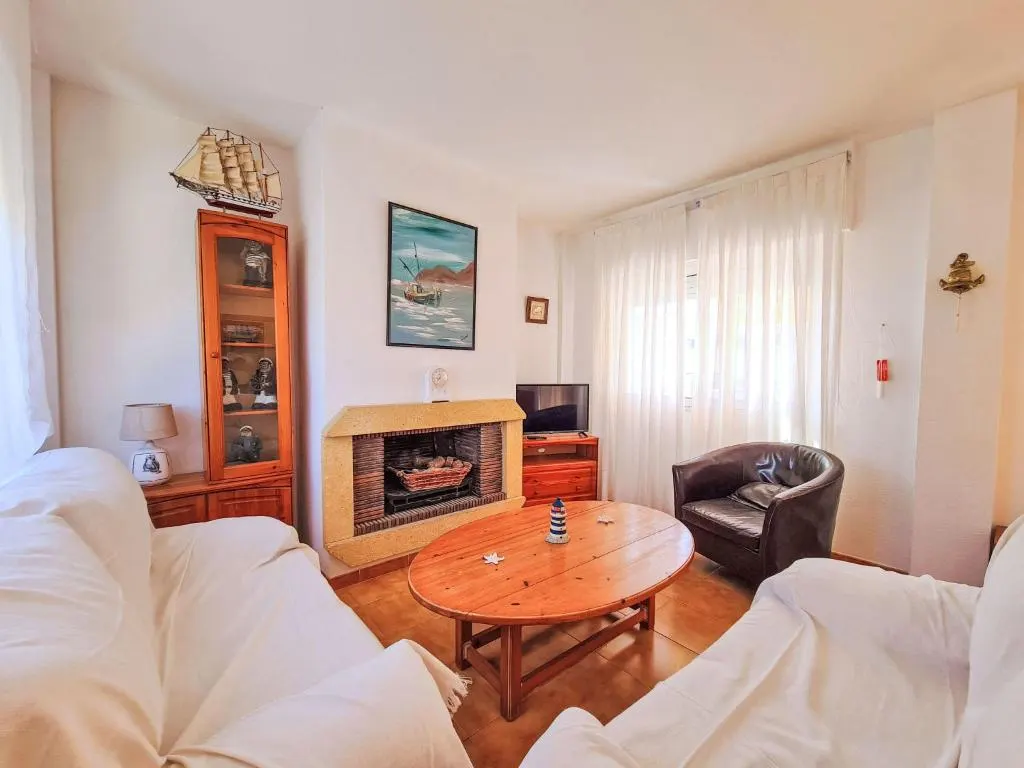Wohnzimmer mit dekorativem Kamin im Apartment La Galera