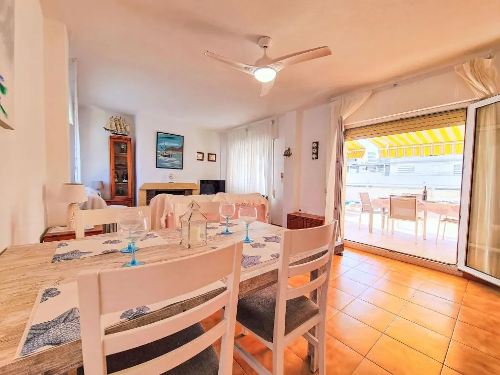 Esszimmer mit Zugang zur Terrasse im Apartment La Galera