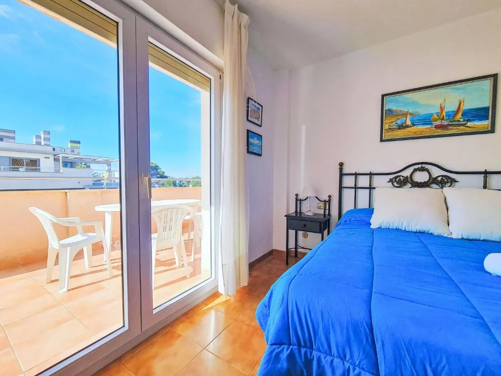 Schlafzimmer mit Segelbootbild im Apartment La Galera