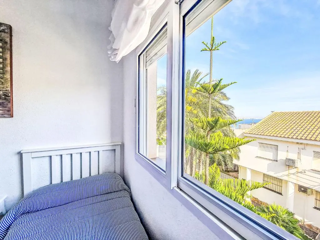 Schlafzimmer mit Blick über die Dächer und aufs Meer im Apartment La Galera