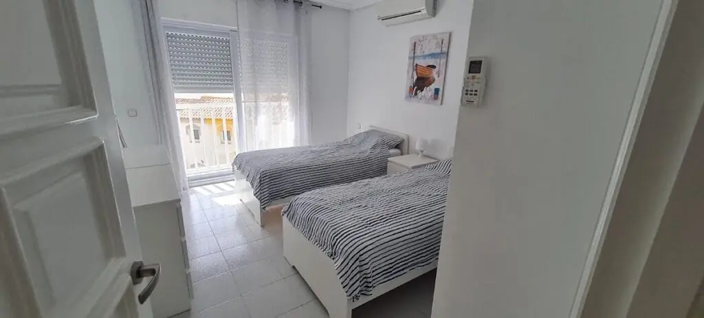 Schlafzimmer mit Einzelbetten in Apartment Pola Cabo Romano