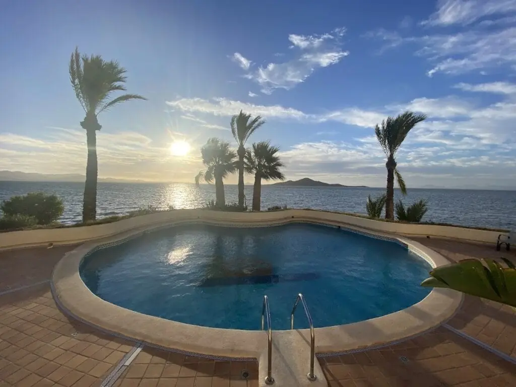 Pool mit Blick auf das Mar Menor in der Urbanización Cabo Romano