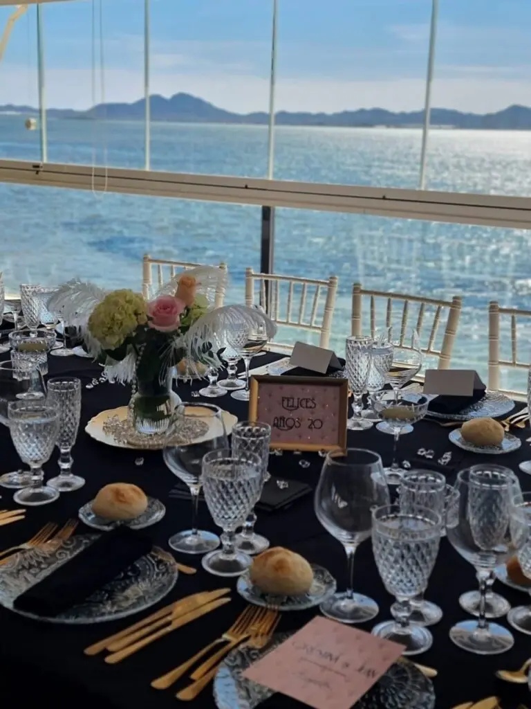 Gedeckter Tisch mit Blick auf das Mar Menor in Area Sunset