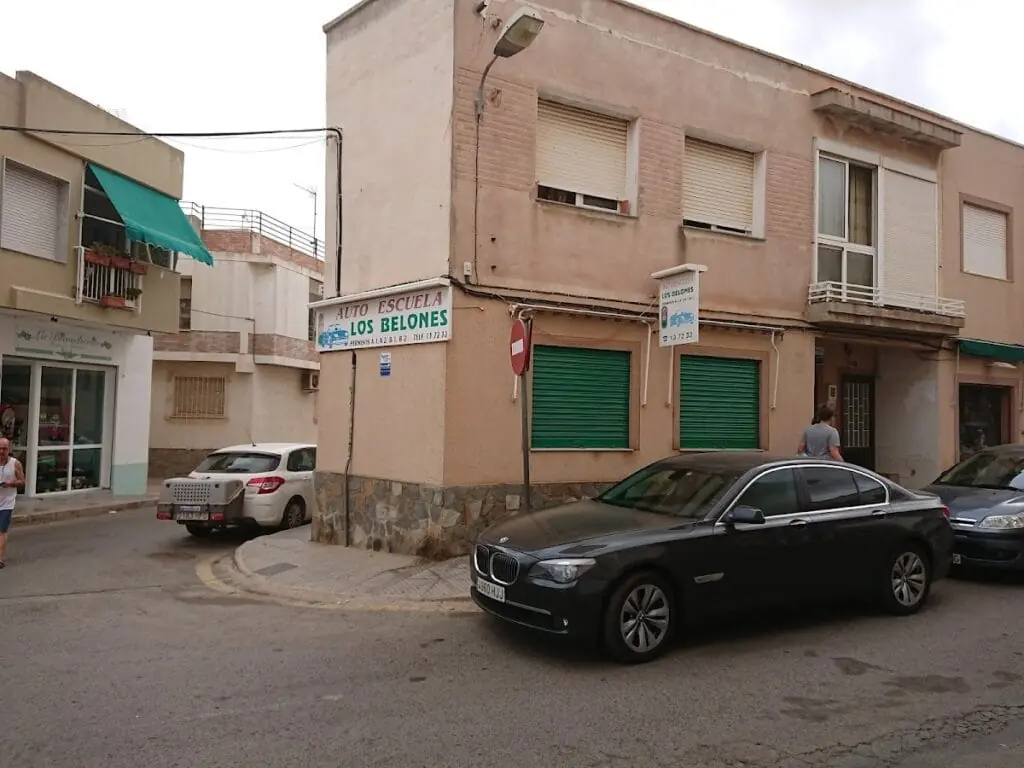 Façade de la Autoescuela Los Belones sur l'Avenida de la Fuente