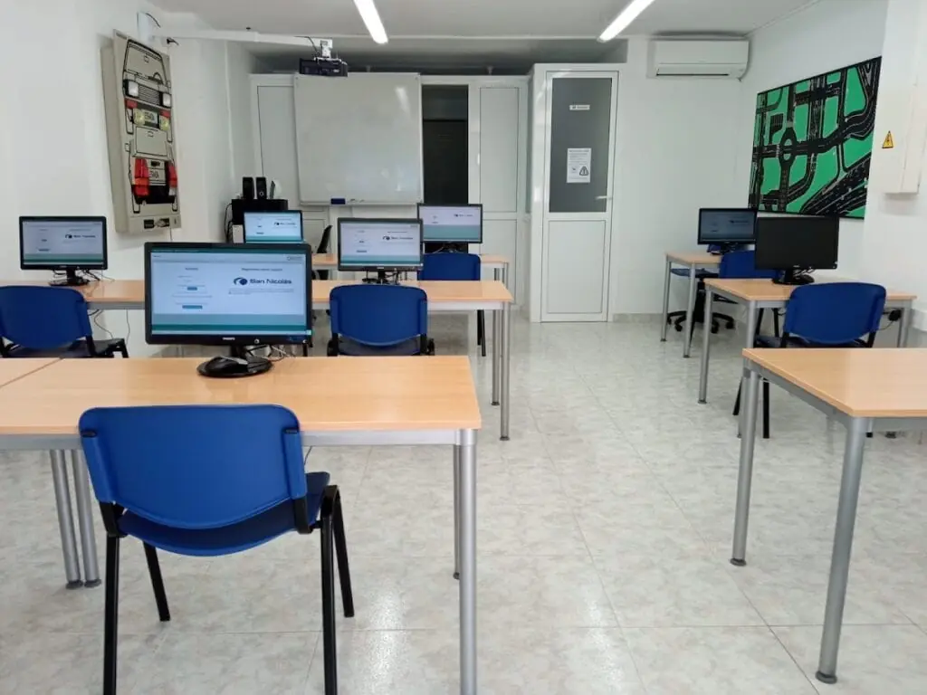 Intérieur de la salle de cours de Autoescuelas San Nicolás, La Manga
