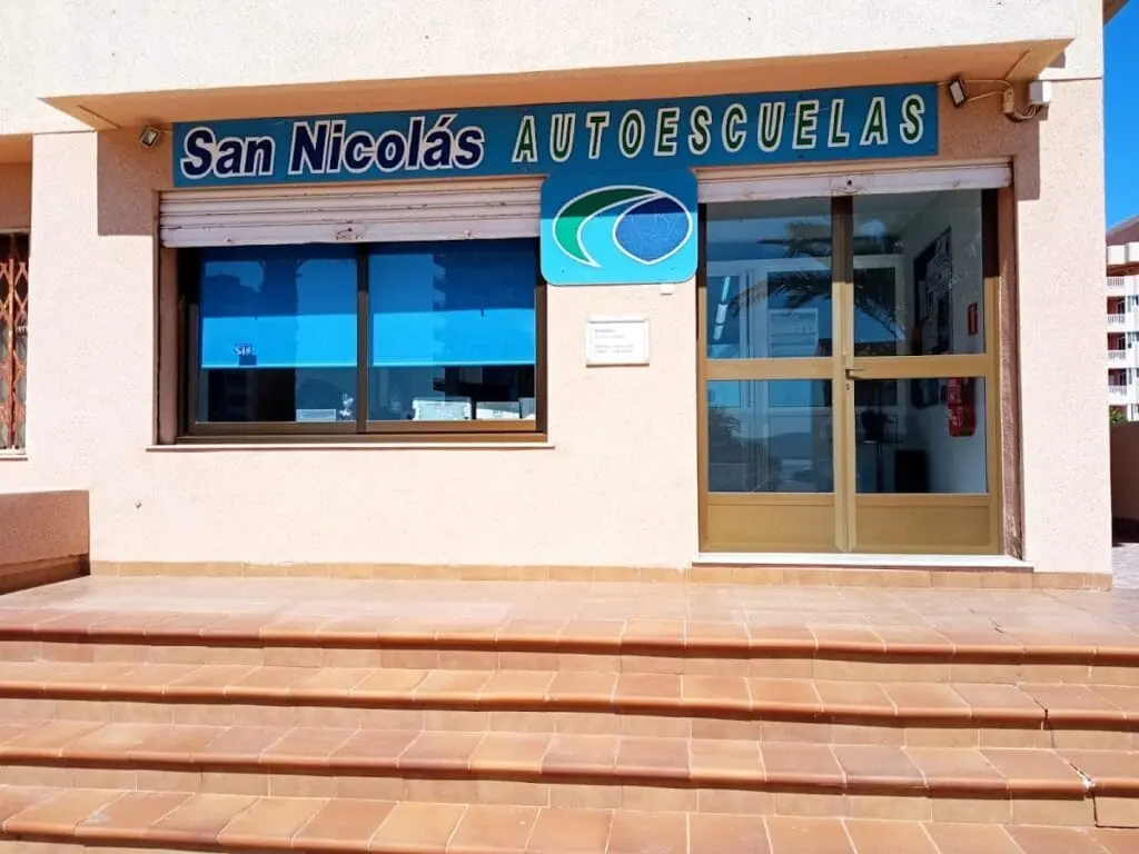 Panneau d'information dans la salle de cours d'Autoescuelas San Nicolás