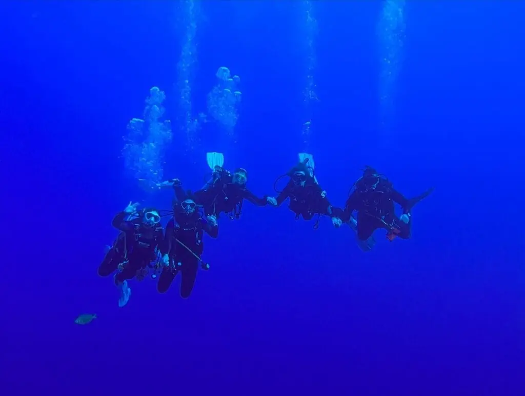 Groupe de plongeurs de Balky Sub remontant ensemble dans la réserve marine de Cabo de Palos