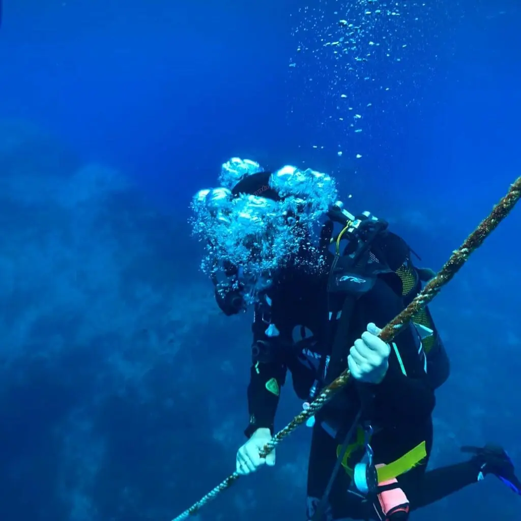 Taucher von Balky Sub an einer Abstiegsleine unter Wasser