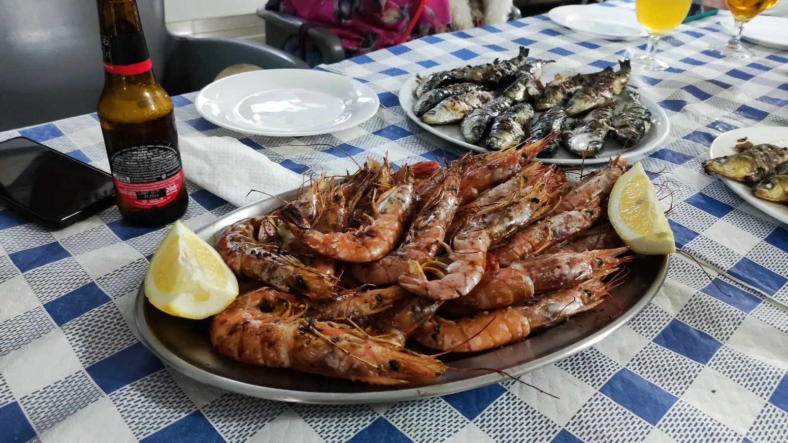 Platte mit gegrillten Garnelen und Sardinen in der Bar Euflo