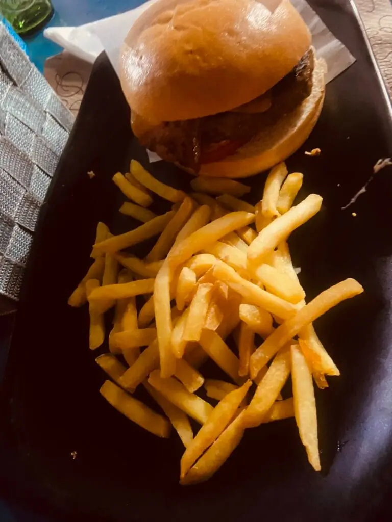 Burger et frites servis au Bar Heladería Mar Mar