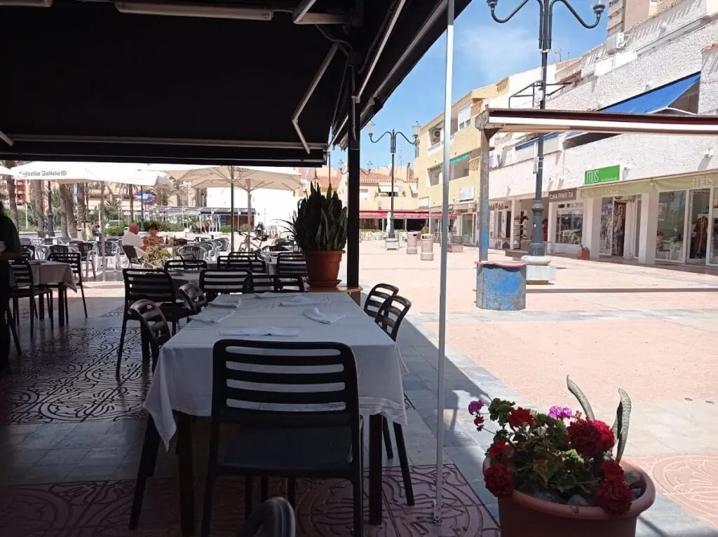 Terrasse du Bar Mortadelo sur la Plaza Bohemia de La Manga, avec tables en plein air