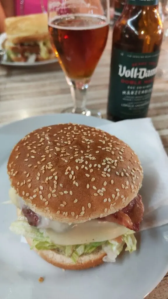 Burger au fromage et bacon du Bar Mortadelo, accompagné d'une bière