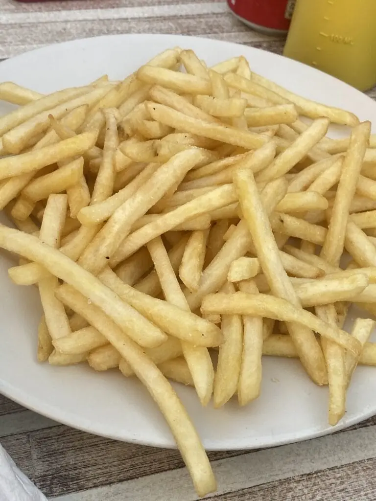 Portion de frites servie au Bar Mortadelo