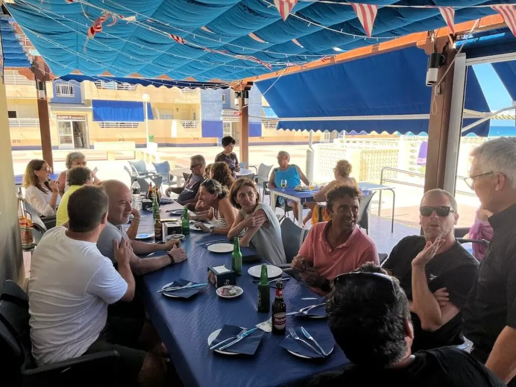 Atmosphäre in der Bar Pizzería Las Nuevas Sirenas, Urbanización Nuevas Sirenas