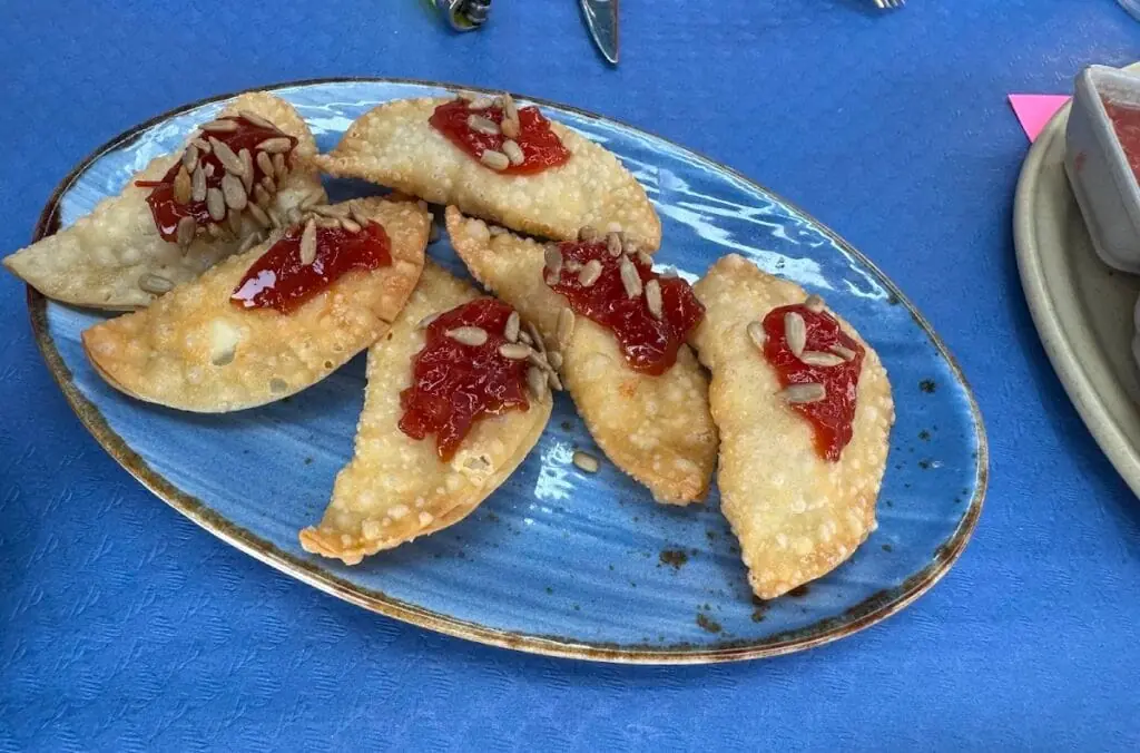 Hausgemachtes Gericht der Bar Pizzería Las Nuevas Sirenas